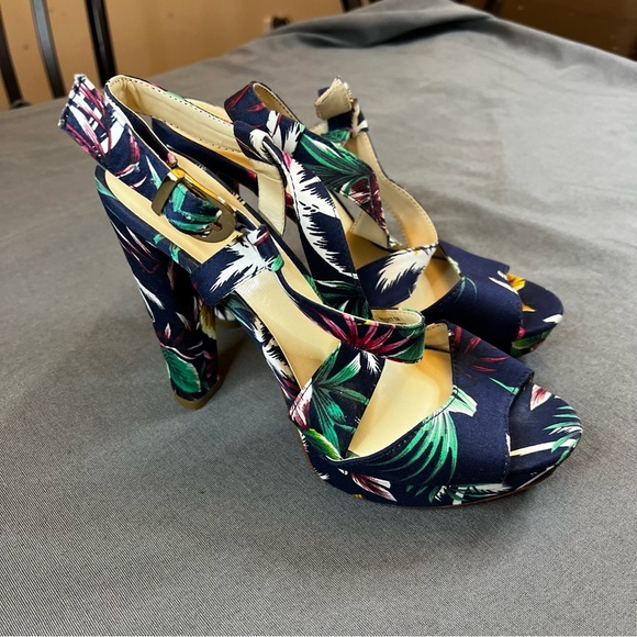 Ladies Size 7.5 Bakers Mccoy Multi Colored Sandals - Picture 1 of 9